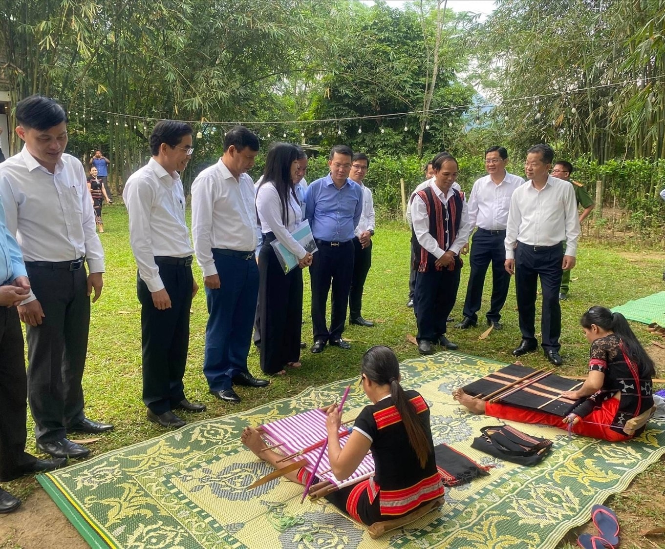 Lãnh đạo TP Đà Nẵng thăm tổ liên kết dệt thổ cẩm của chị em phụ nữ ở 2 thôn làng Tà Lang và Giàn Bí. Lãnh đạo TP Đà Nẵng thăm tổ liên kết dệt thổ cẩm của chị em phụ nữ ở 2 thôn làng Tà Lang và Giàn Bí.