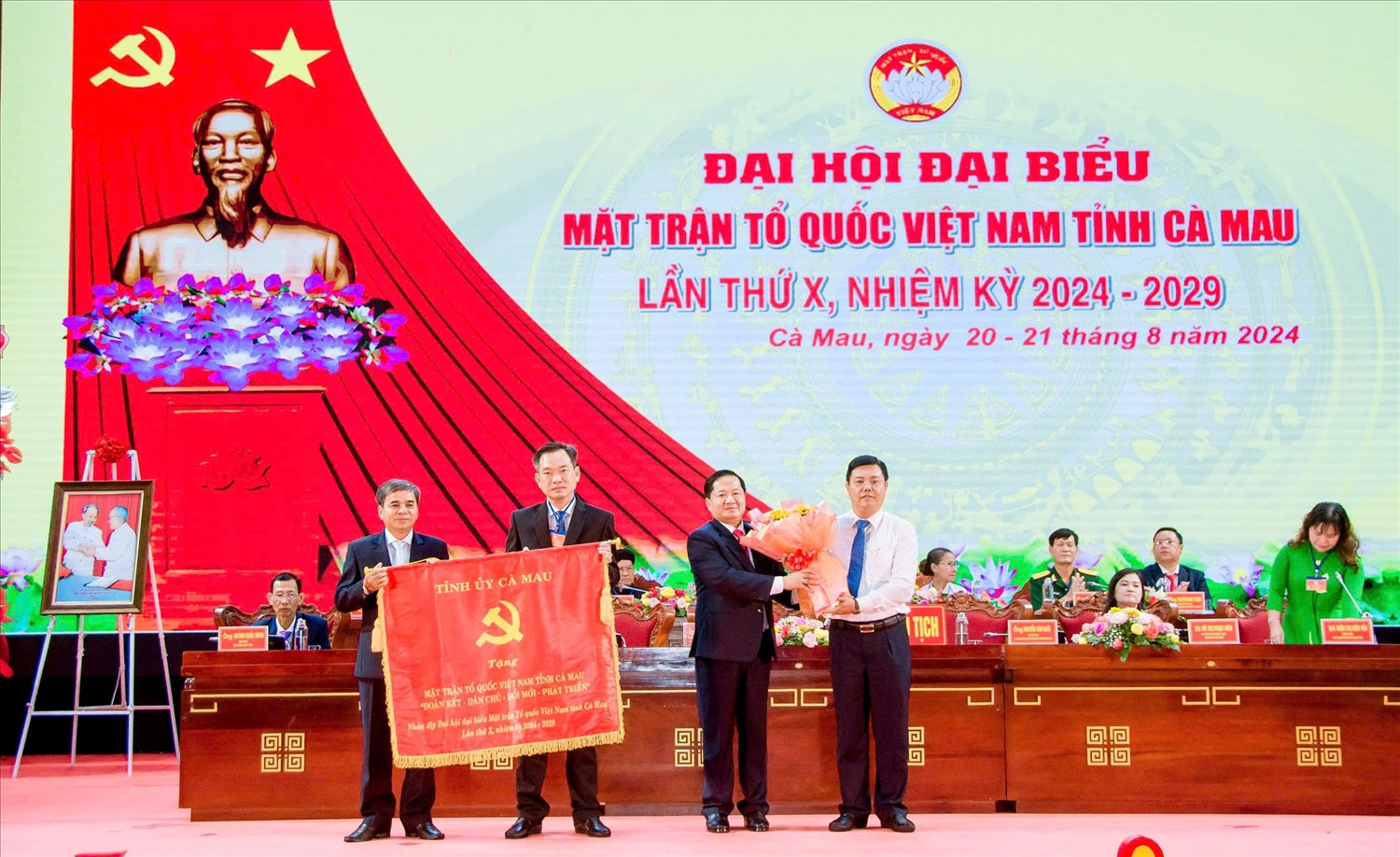 Ông Nguyễn Tiến Hải ( áo trắng) , Bí thư Tỉnh ủy  tỉnh Cà Mau trao bức trướng chúc mừng Đại hội 