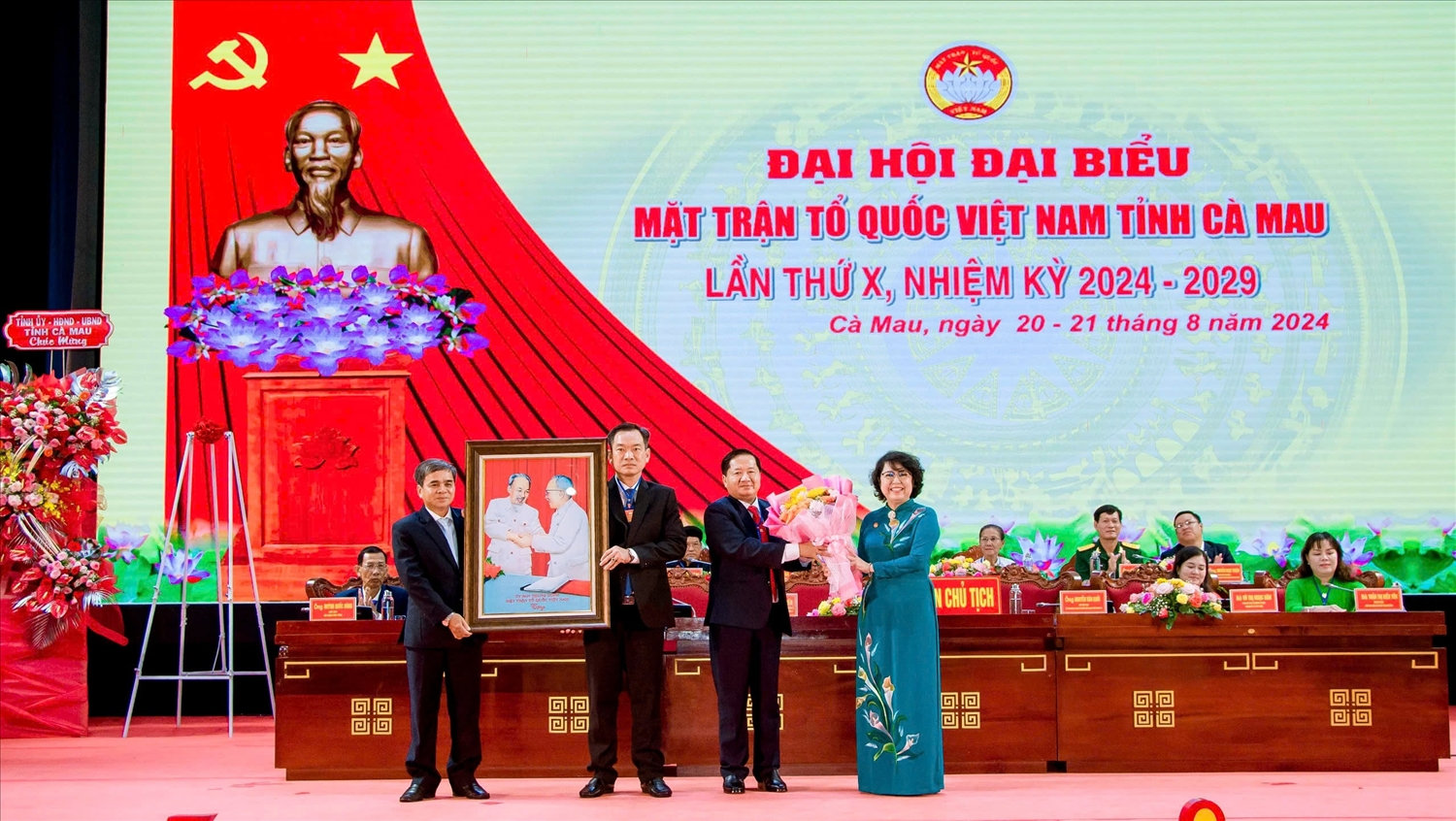Bà Tô Thị Bích Châu, Phó Chủ tịch Uỷ ban Trung ương  MTTQ Việt Nam trao quà lưu niệm đến đại diện lãnh đạo Uỷ ban MTTQ Việt Nam tỉnh Cà Mau 