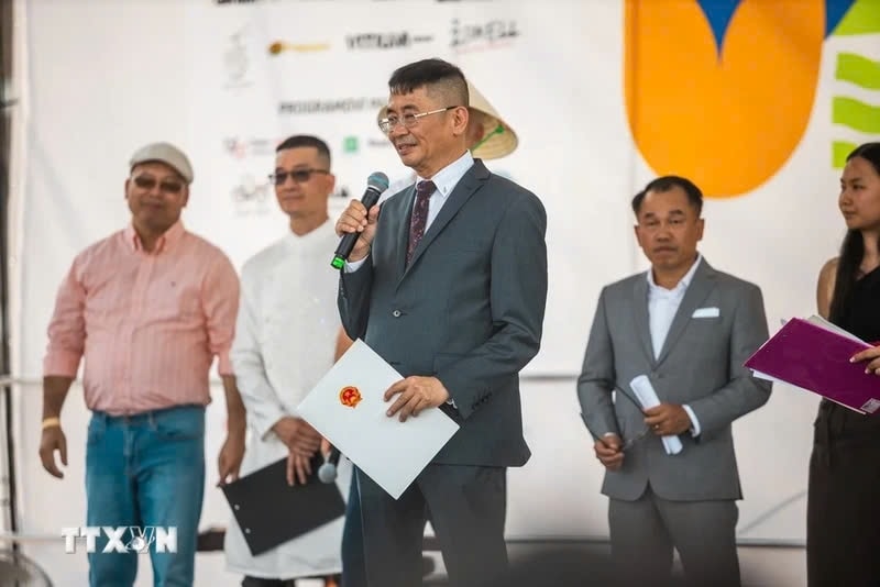 Đại sứ Việt Nam tại Slovakia Nguyễn Tuấn phát biểu tại Ngày Việt Nam ở Bratislava ngày 18/8(Ảnh: TTXVN ) Đại sứ Việt Nam tại Slovakia Nguyễn Tuấn phát biểu tại Ngày Việt Nam ở Bratislava ngày 18/8(Ảnh: TTXVN )