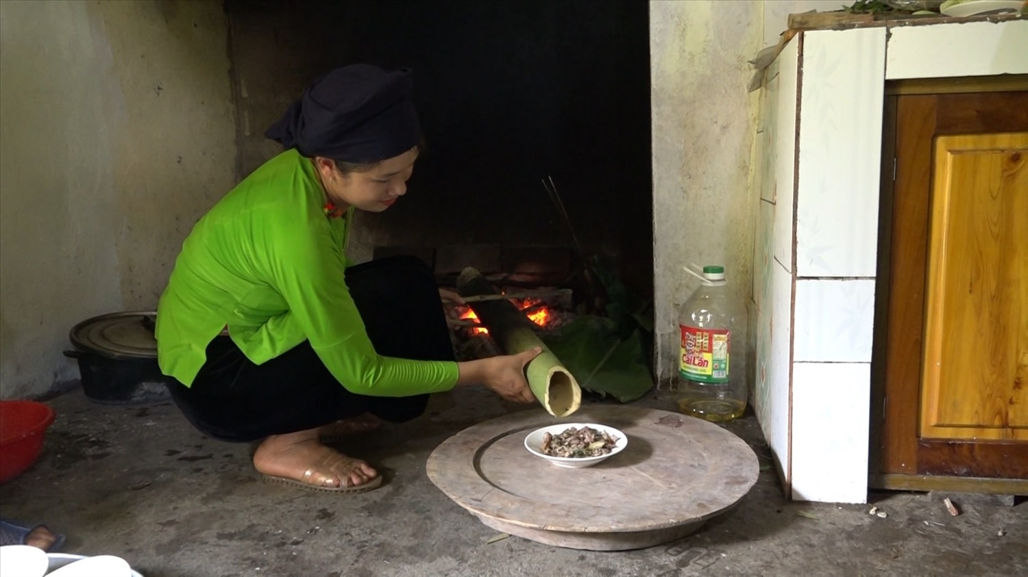 Lấy thịt vịt từ ống lam ra sau khi chín. Lấy thịt vịt từ ống lam ra sau khi chín.