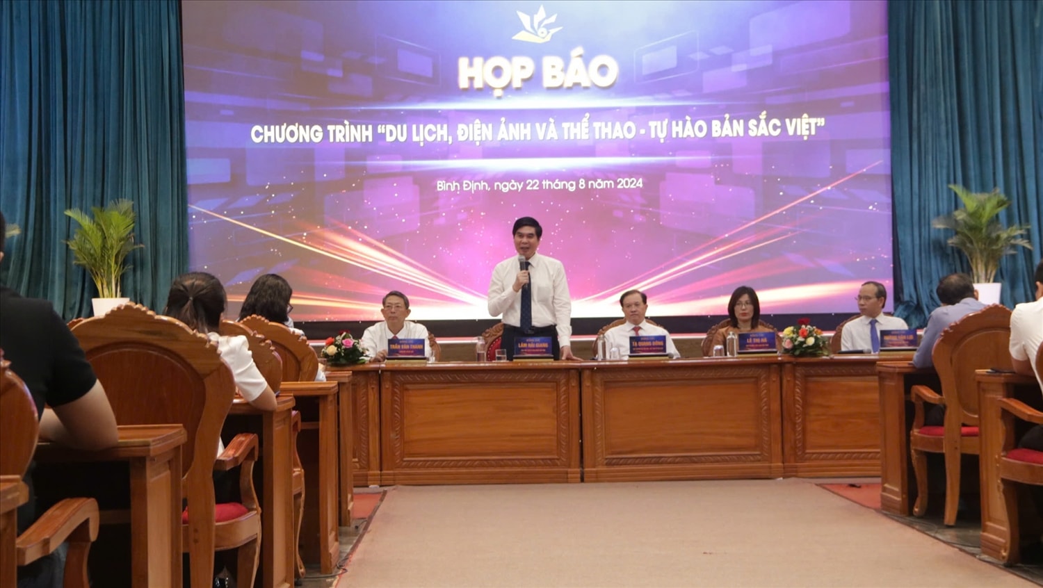 Ông Lâm Hải Giang - Phó Chủ tịch UBND tỉnh Bình Định trả lời  tại buổi họp báo.