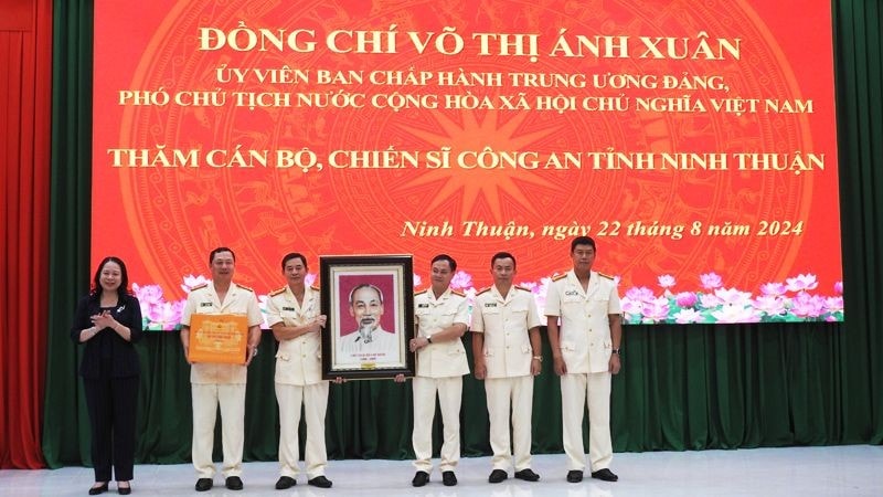Phó Chủ tịch nước Võ Thị Ánh Xuân tặng di ảnh Bác Hồ kính yêu cho cán bộ, chiến sĩ Công an tỉnh Ninh Thuận. (Ảnh: NGUYỄN TRUNG) Phó Chủ tịch nước Võ Thị Ánh Xuân tặng di ảnh Bác Hồ kính yêu cho cán bộ, chiến sĩ Công an tỉnh Ninh Thuận. (Ảnh: NGUYỄN TRUNG)