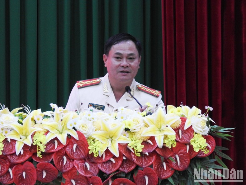 Đại tá Huỳnh Tấn Hạnh, Giám đốc Công an tỉnh Ninh Thuận báo cáo hoạt động của toàn lực lượng Công an tỉnh Ninh Thuận trong 6 tháng đầu năm 2024 với Phó Chủ tịch nước Võ Thị Ánh Xuân. (Ảnh: NGUYỄN TRUNG) Đại tá Huỳnh Tấn Hạnh, Giám đốc Công an tỉnh Ninh Thuận báo cáo hoạt động của toàn lực lượng Công an tỉnh Ninh Thuận trong 6 tháng đầu năm 2024 với Phó Chủ tịch nước Võ Thị Ánh Xuân. (Ảnh: NGUYỄN TRUNG)