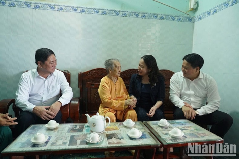 Phó Chủ tịch nước Võ Thị Ánh Xuân cùng lãnh đạo tỉnh Ninh Thuận và huyện Thuận Nam thăm, chúc mừng sức khỏe Mẹ Việt Nam Anh hùng Lê Thị Hự, xã Cà Ná, huyện Thuận Nam, tỉnh Ninh Thuận. (Ảnh: NGUYỄN TRUNG) Phó Chủ tịch nước Võ Thị Ánh Xuân cùng lãnh đạo tỉnh Ninh Thuận và huyện Thuận Nam thăm, chúc mừng sức khỏe Mẹ Việt Nam Anh hùng Lê Thị Hự, xã Cà Ná, huyện Thuận Nam, tỉnh Ninh Thuận. (Ảnh: NGUYỄN TRUNG)