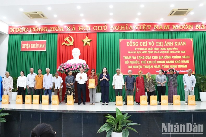 Phó Chủ tịch nước Võ Thị Ánh Xuân cùng lãnh đạo tỉnh Ninh Thuận tặng quà cho các gia đình chính sách, hộ nghèo, hộ có hoàn cảnh đặc biệt khó khăn huyện Thuận Nam. (Ảnh: NGUYỄN TRUNG) Phó Chủ tịch nước Võ Thị Ánh Xuân cùng lãnh đạo tỉnh Ninh Thuận tặng quà cho các gia đình chính sách, hộ nghèo, hộ có hoàn cảnh đặc biệt khó khăn huyện Thuận Nam. (Ảnh: NGUYỄN TRUNG)