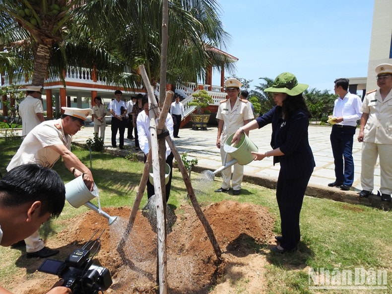 Phó Chủ tịch nước Võ Thị Ánh Xuân cùng lãnh đạo tỉnh Ninh Thuận và cán bộ, chiến sĩ Công an tỉnh Ninh Thuận trồng cây lưu niệm trong khuôn viên trụ sở Công an tỉnh Ninh Thuận. ( Ảnh: NGUYỄN TRUNG) Phó Chủ tịch nước Võ Thị Ánh Xuân cùng lãnh đạo tỉnh Ninh Thuận và cán bộ, chiến sĩ Công an tỉnh Ninh Thuận trồng cây lưu niệm trong khuôn viên trụ sở Công an tỉnh Ninh Thuận. ( Ảnh: NGUYỄN TRUNG)