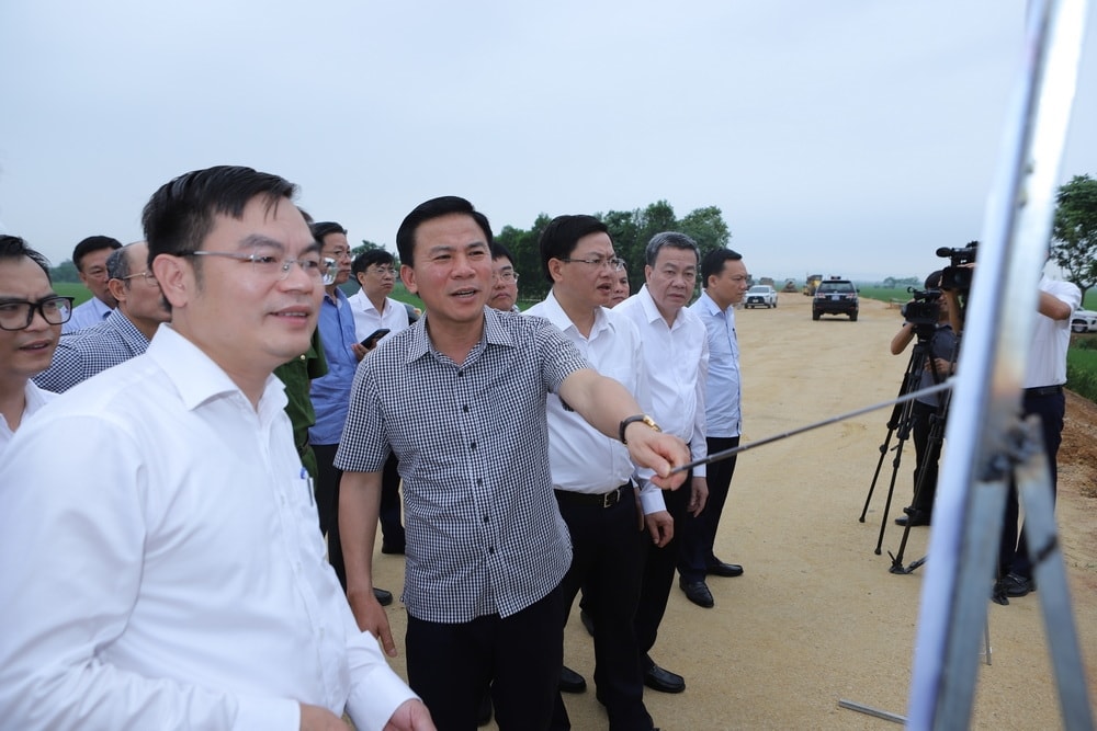 Đoàn công tác của Bí thư Tỉnh ủy Đỗ Trọng Hưng đi kiểm tra tiến độ thi công tuyến đường từ thị trấn Thọ Xuân đi trung tâm hành chính mới của huyện Thọ Xuân (ảnh M.Hiếu) Đoàn công tác của Bí thư Tỉnh ủy Đỗ Trọng Hưng đi kiểm tra tiến độ thi công tuyến đường từ thị trấn Thọ Xuân đi trung tâm hành chính mới của huyện Thọ Xuân (ảnh M.Hiếu)