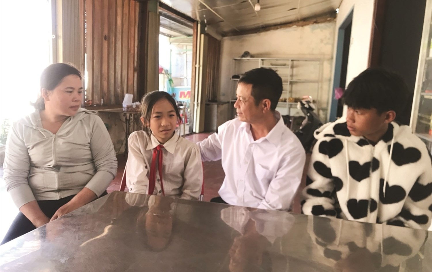 Thầy giáo  Trần Mạnh Thùy thường xuyên đến tận gia đình học sinh có hoàn cảnh khó khăn động viên các em tới lớp