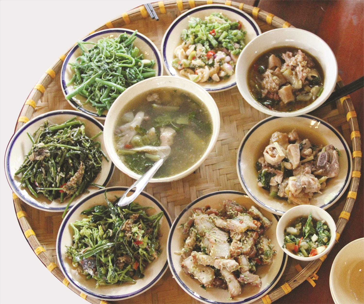 Các món ăn dân dã nấu theo kiểu truyền thống của người Ê Đê, trở thành cơm văn phòng,  đặc sản hấp dẫn thực khách gần xa