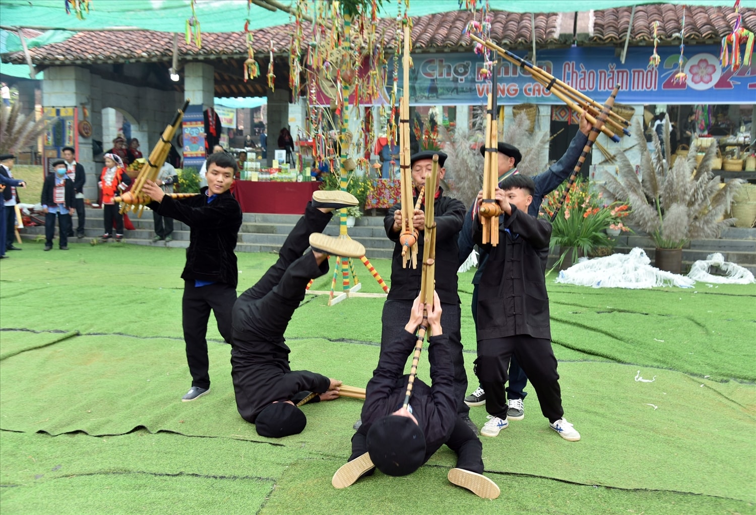 Nhiều hoạt động trình diễn nghệ thuật truyền thống của  đồng bào các dân tộc được tổ chức