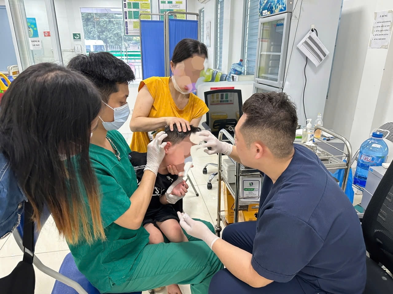 Tiêm vắc xin cho 1 bệnh nhi bị chó cắn tại Bệnh viện Bệnh nhiệt đới Trung ương - ảnh: BVCC Tiêm vắc xin cho 1 bệnh nhi bị chó cắn tại Bệnh viện Bệnh nhiệt đới Trung ương - ảnh: BVCC