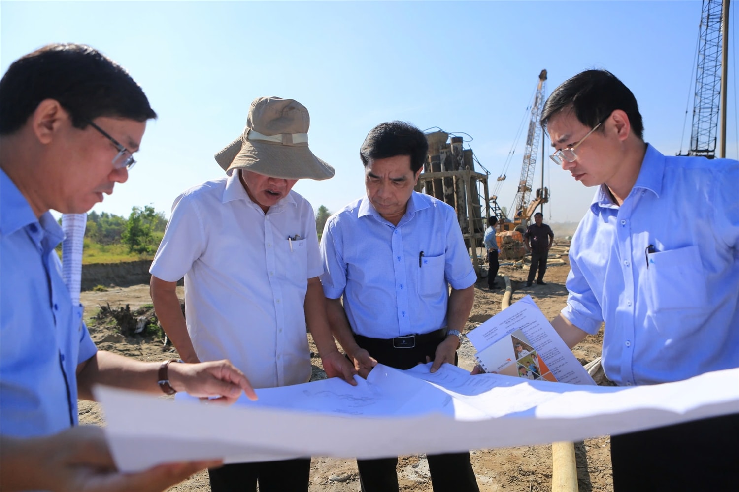 Ông Lê Văn Dũng (thứ 2 từ phải qua) kiểm tra tình hình giải ngân vốn đầu tư công tại Núi Thành. Ông Lê Văn Dũng (thứ 2 từ phải qua) kiểm tra tình hình giải ngân vốn đầu tư công tại Núi Thành.