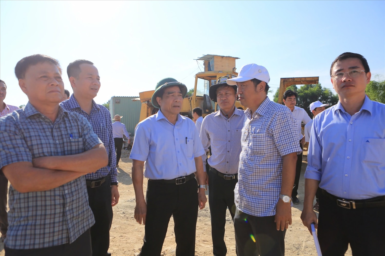 Ông Lê Văn Dũng - Chủ tịch UBND tỉnh Quảng Nam yêu cầu huyện Núi Thành sớm có giải pháp tháo gỡ khó khăn, đẩy mạnh giải ngân vốn ở một số dự án trọng điểm. Ông Lê Văn Dũng - Chủ tịch UBND tỉnh Quảng Nam yêu cầu huyện Núi Thành sớm có giải pháp tháo gỡ khó khăn, đẩy mạnh giải ngân vốn ở một số dự án trọng điểm.