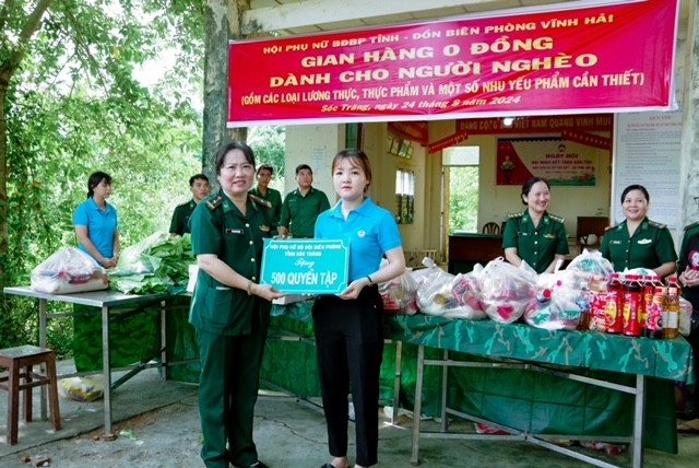 Trao bảng tượng trưng tặng 500 cuốn tập cho các em học sinh có hoàn cảnh khó khăn trên địa bàn xã Vĩnh Hải ( Ảnh: Hoàng Đoán)