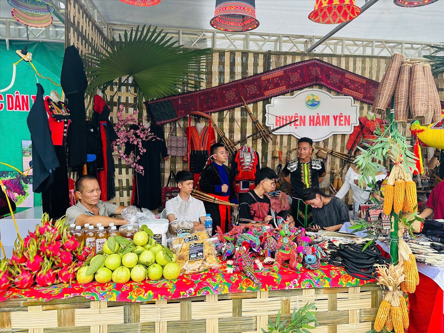 Gian hàng giới thiệu các sản phẩm đặc trưng tại Ngày hội