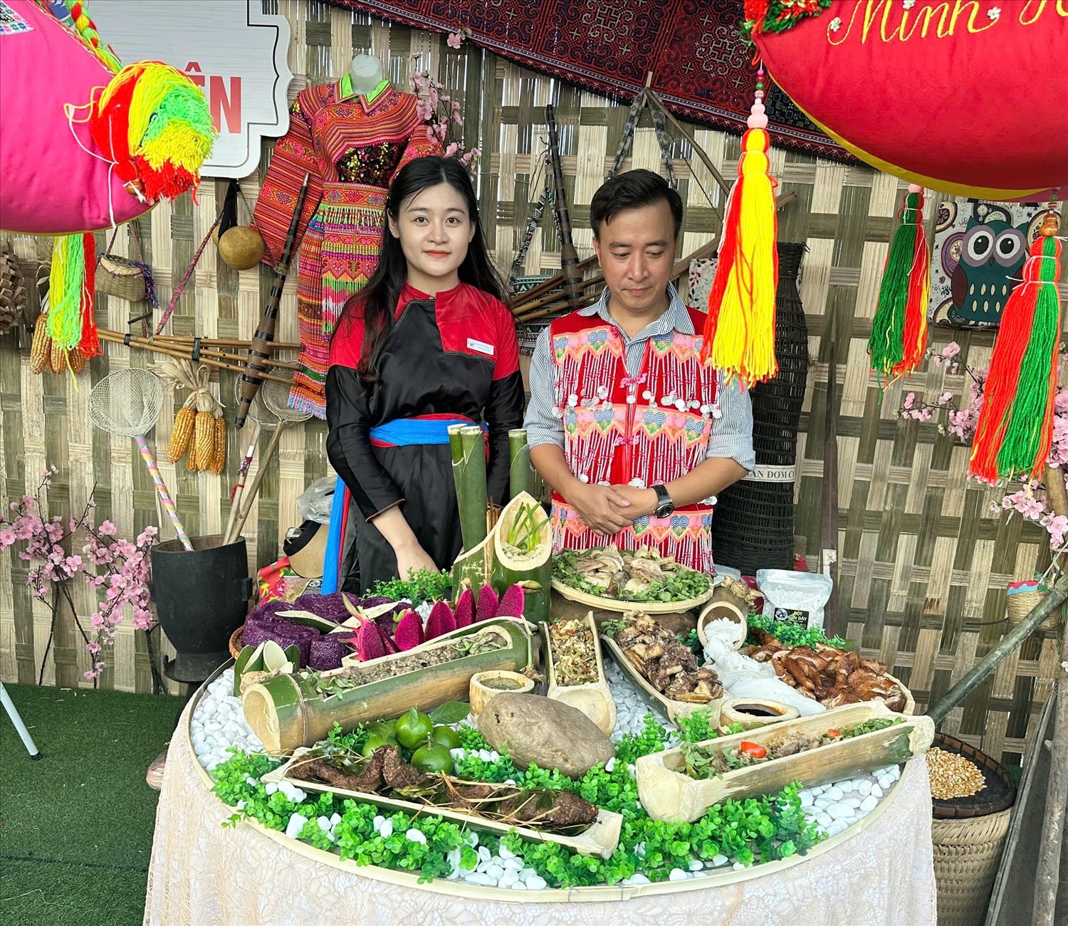 Không gian trưng bày, giới thiệu văn hóa truyền thống các dân tộc  tại Ngày hội