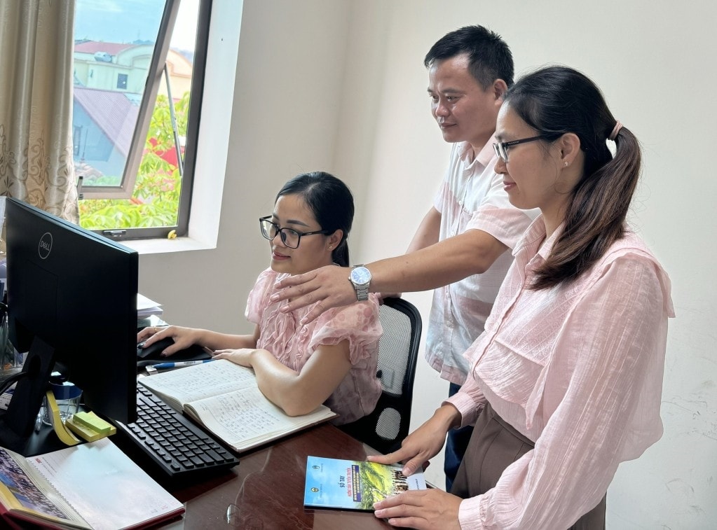 Cán bộ Cục Thống kê tỉnh kiểm tra thông tin với các phiếu điều tra đã hoàn thành Cán bộ Cục Thống kê tỉnh kiểm tra thông tin với các phiếu điều tra đã hoàn thành