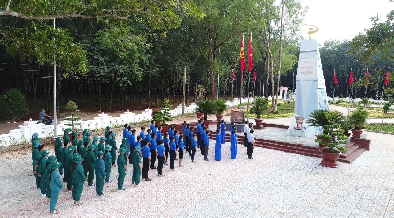 Cán bộ, công nhân Công ty cổ phần cao su Đồng Phú tưởng niệm cha ông bên ỏ Tượng đài Phú Riềng Đỏ (xã Thuận Phú, huyện Đồng Phú) nhân ngày truyền thống ngành cao su