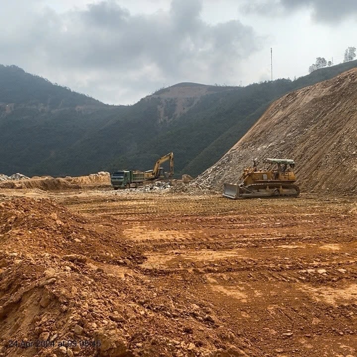 Khu TĐC ở xã Bảo Nam (Kỳ Sơn) đang bị sạt lở khiến quá trình thi công đang phải tạm dừng lại Khu TĐC ở xã Bảo Nam (Kỳ Sơn) đang bị sạt lở khiến quá trình thi công đang phải tạm dừng lại