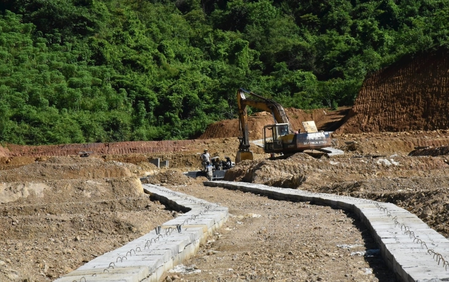 Đơn vị thi công đang hoàn thiện hệ thống mương thoát nước, đường nội bộ... cho khu TĐC số 2 dành cho người dân vùng lũ Tà Cạ (Kỳ Sơn, Nghệ An) Đơn vị thi công đang hoàn thiện hệ thống mương thoát nước, đường nội bộ... cho khu TĐC số 2 dành cho người dân vùng lũ Tà Cạ (Kỳ Sơn, Nghệ An)