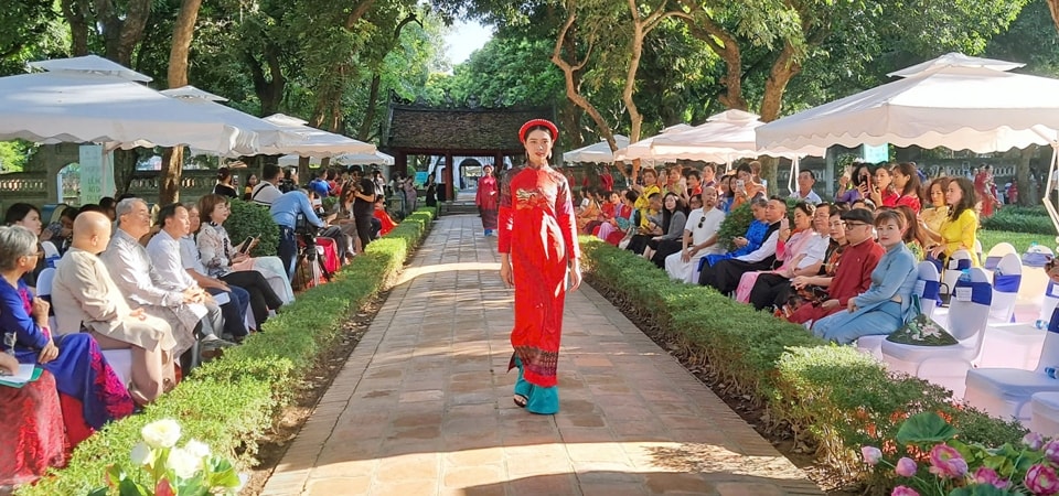 Trình diễn thời trang áo dài tại buổi họp báo công bố Lễ hội Áo dài du lịch Hà Nội 2024. Ảnh: HN Trình diễn thời trang áo dài tại buổi họp báo công bố Lễ hội Áo dài du lịch Hà Nội 2024. Ảnh: HN