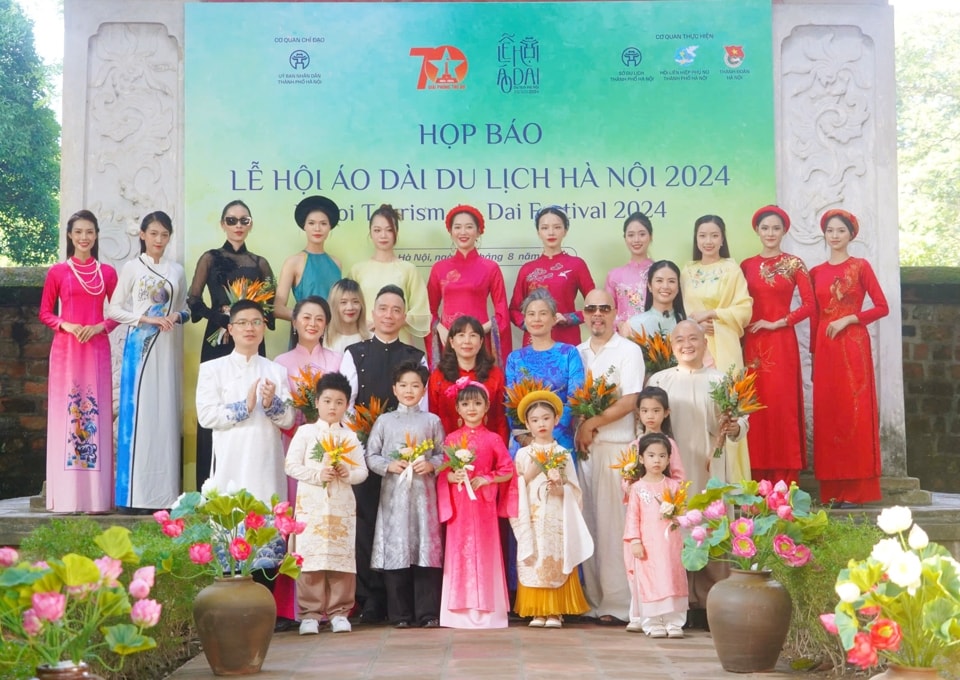 Lãnh đạo Sở du lịch Hà Nội và các nhà thiết kế giới thiệu những mẫu áo dài sẽ trình diễn taij Lễ hội Áo dài Hà Nội 2024. Ảnh: HN Lãnh đạo Sở du lịch Hà Nội và các nhà thiết kế giới thiệu những mẫu áo dài sẽ trình diễn taij Lễ hội Áo dài Hà Nội 2024. Ảnh: HN