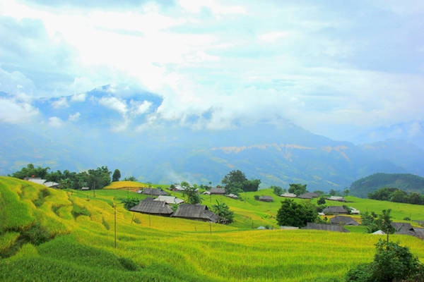Bản Phùng, huyện Hoàng Su Phì yên bình nép mình bên sườn núi. Đứng nơi đây, du khách sẽ có cảm giác mọi muộn phiền đều tan biến. Bản Phùng, huyện Hoàng Su Phì yên bình nép mình bên sườn núi. Đứng nơi đây, du khách sẽ có cảm giác mọi muộn phiền đều tan biến.