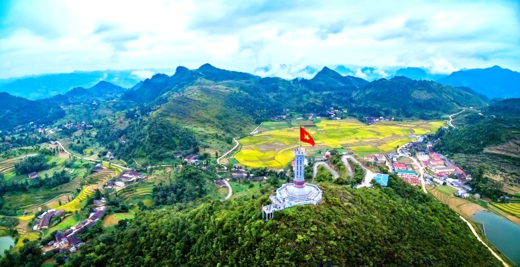 Nằm cách trung tâm thành phố Hà Giang 154km về phía Bắc, Cột cờ quốc gia Lũng Cú - Hà Giang nằm trên đỉnh Lũng Cú (hay còn gọi là núi Rồng), thuộc xã Lũng Cú huyện Đồng Văn, nơi địa đầu cực Bắc của Tổ quốc. Cột cờ Lũng Cú không chỉ là biểu tượng thiêng liêng, đánh dấu chủ quyền lãnh thổ của đất nước ta, mà còn gắn liền với tên gọi, mảnh đất và con người Hà Giang. Nằm cách trung tâm thành phố Hà Giang 154km về phía Bắc, Cột cờ quốc gia Lũng Cú - Hà Giang nằm trên đỉnh Lũng Cú (hay còn gọi là núi Rồng), thuộc xã Lũng Cú huyện Đồng Văn, nơi địa đầu cực Bắc của Tổ quốc. Cột cờ Lũng Cú không chỉ là biểu tượng thiêng liêng, đánh dấu chủ quyền lãnh thổ của đất nước ta, mà còn gắn liền với tên gọi, mảnh đất và con người Hà Giang.
