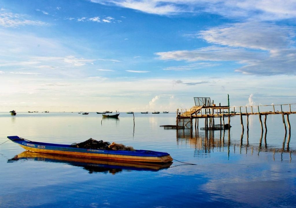 Khoảnh khắc bình minh tuyệt đẹp ở Làng chài Hàm Ninh. Khoảnh khắc bình minh tuyệt đẹp ở Làng chài Hàm Ninh.