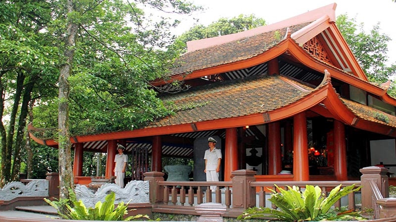 Đền thờ Bác Hồ là một điểm đến tâm linh tại huyện Ba Vì được nhiều người lựa chọn. Đến đây du khách sẽ ấn tượng với lối kiến trúc truyền thống của Việt Nam được dựng xây một cách đầy nghệ thuật. Đền thờ Bác Hồ là một điểm đến tâm linh tại huyện Ba Vì được nhiều người lựa chọn. Đến đây du khách sẽ ấn tượng với lối kiến trúc truyền thống của Việt Nam được dựng xây một cách đầy nghệ thuật.