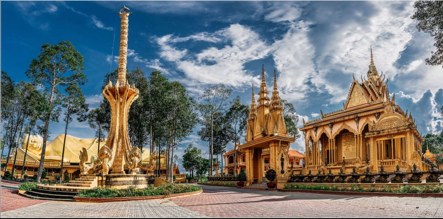 Chùa Vàm Rây là địa điểm du lịch nổi tiếng của tỉnh Trà Vinh bởi kiến trúc độc đáo mà còn nổi bật bởi tượng đức Phật Thích Ca nhập niết bàn dài 54m, cao 20 m, ngang 16m được sơn phủ sơn son thiếp vàng. Chùa Vàm Rây là địa điểm du lịch nổi tiếng của tỉnh Trà Vinh bởi kiến trúc độc đáo mà còn nổi bật bởi tượng đức Phật Thích Ca nhập niết bàn dài 54m, cao 20 m, ngang 16m được sơn phủ sơn son thiếp vàng.