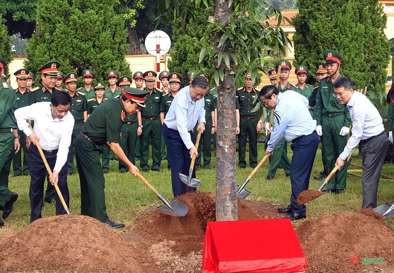 Tổng Bí thư, Chủ tịch nước Tô Lâm và các đại biểu trồng cây tại Sở chỉ huy Bộ Quốc phòng - Ảnh: QĐND Tổng Bí thư, Chủ tịch nước Tô Lâm và các đại biểu trồng cây tại Sở chỉ huy Bộ Quốc phòng - Ảnh: QĐND