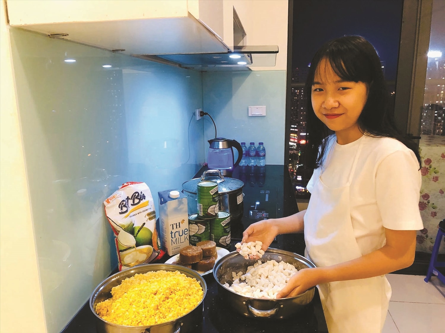 Nguyễn Hoàng Bảo Ngọc tự tay nấu chè bưởi kinh doanh và làm nên thương hiệu “Bống chè bưởi” nổi tiếng. Nguyễn Hoàng Bảo Ngọc tự tay nấu chè bưởi kinh doanh và làm nên thương hiệu “Bống chè bưởi” nổi tiếng.