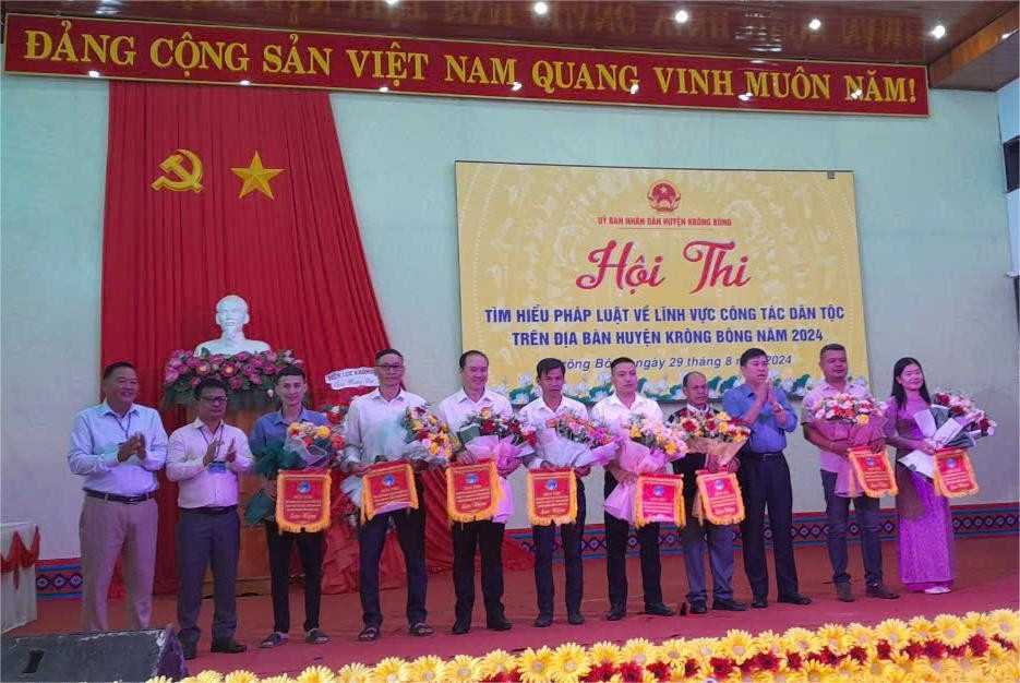 Trưởng Ban Dân tộc tỉnh Đắk Lắk Nguyễn Kính dự hội thi huyện Krông Bông (thứ 3 bên phải) Trưởng Ban Dân tộc tỉnh Đắk Lắk Nguyễn Kính dự hội thi huyện Krông Bông (thứ 3 bên phải)
