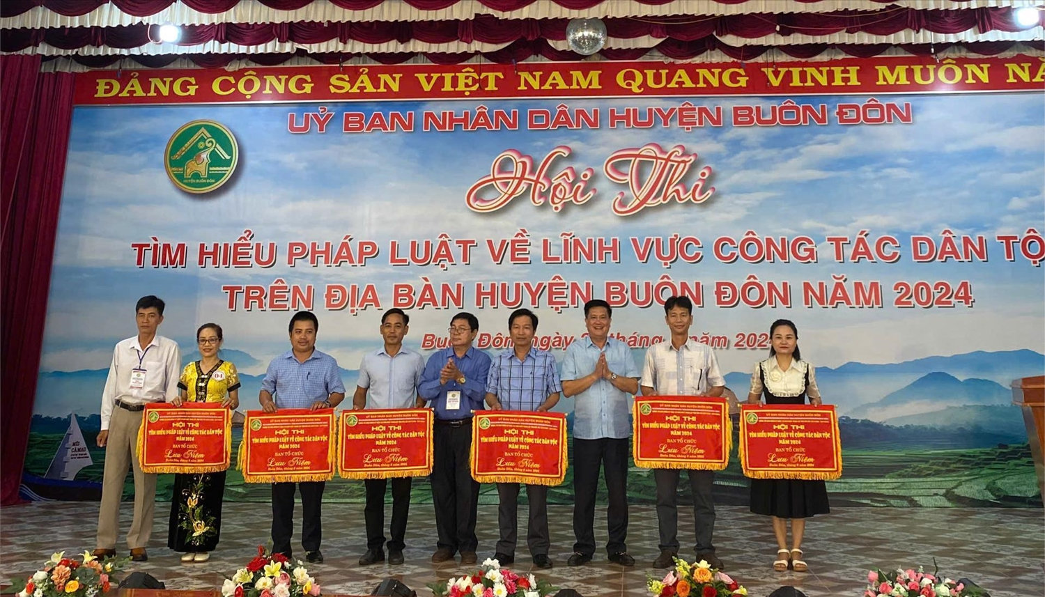 Phó trưởng Ban dân tộc tỉnh Lê Ngọc Vinh dự hội thi huyện Buôn Đôn (thứ 3 bên phải) Phó trưởng Ban Dân tộc tỉnh Lê Ngọc Vinh (thứ 3 từ bên phải qua) dự Hội thi tại huyện Buôn Đôn