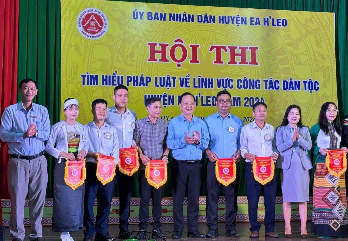 Phó trưởng Ban Dân tộc tỉnh Hà Huy Quang dự hội thi huyện Ea H’leo (thứ 5 bên phải) Phó trưởng Ban Dân tộc tỉnh Hà Huy Quang dự hội thi huyện Ea H’leo (thứ 5 bên phải)