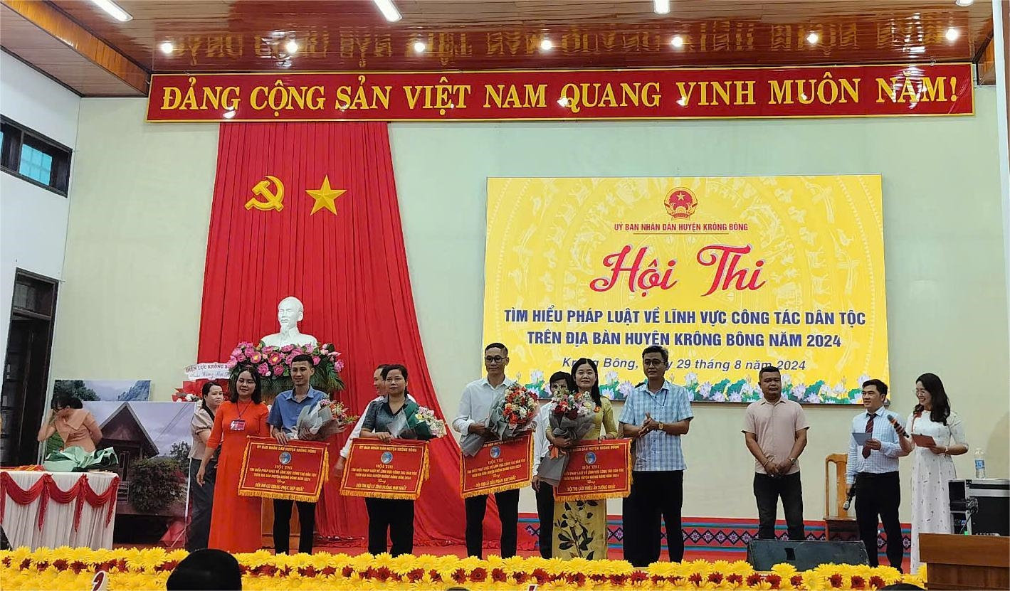 Ban tổ chức hội thi huyện Krông Bông trao giải cho các đội thi xuất sắc Ban tổ chức hội thi huyện Krông Bông trao giải cho các đội thi xuất sắc