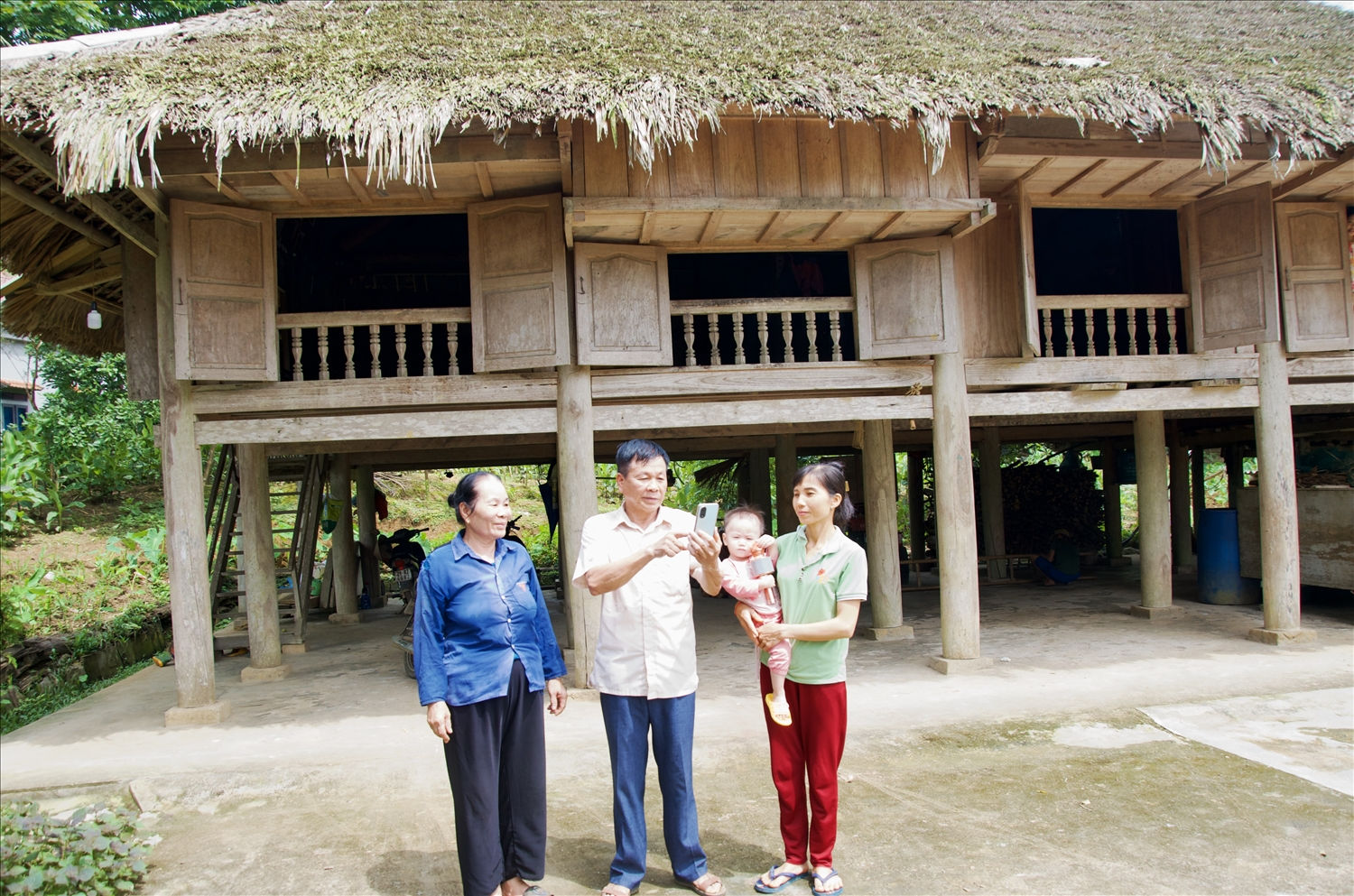 Ông Đa tuyên truyền chính sách dân tộc cho người dân thôn Đồng Mán. Ông Đa tuyên truyền chính sách dân tộc cho người dân thôn Đồng Mán.