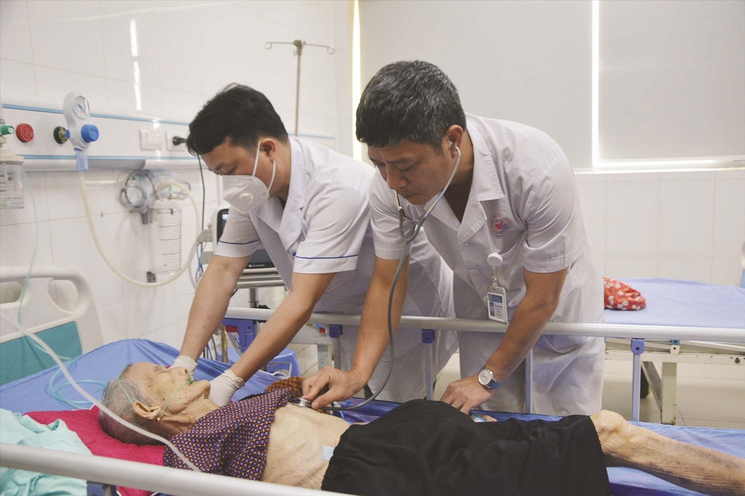 Các bác sỹ tại Trung tâm y tế huyện Tam Đảo khám bệnh nhân cho bệnh nhân cao tuổi Các bác sỹ tại Trung tâm y tế huyện Tam Đảo khám bệnh nhân cho bệnh nhân cao tuổi
