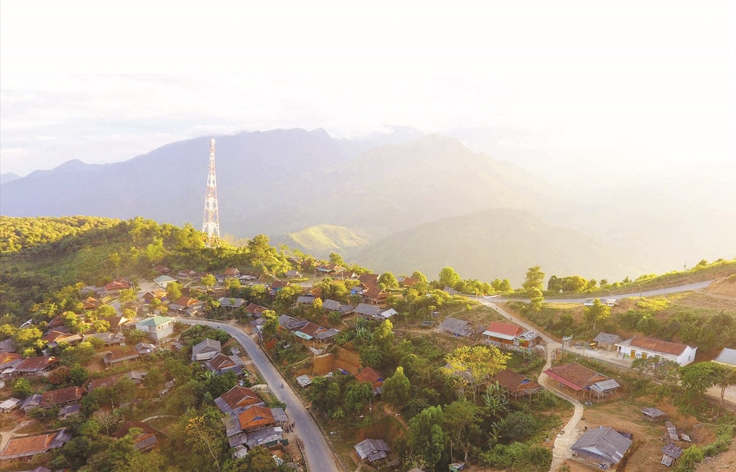 Miền Tây xứ Nghệ ngày càng phát triển.  Trong ảnh: Một góc bản Noọng Dẻ, xã Nậm Cắn, huyện Kỳ Sơn nhìn từ trên cao
