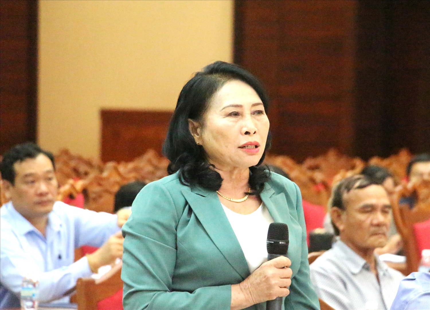 Bà Nguyễn Thị Ngọc Anh, Chủ tịch Hội Nữ doanh nhân tỉnh Đắk Lắk phát biểu ý kiến Bà Nguyễn Thị Ngọc Anh, Chủ tịch Hội Nữ doanh nhân tỉnh Đắk Lắk phát biểu ý kiến