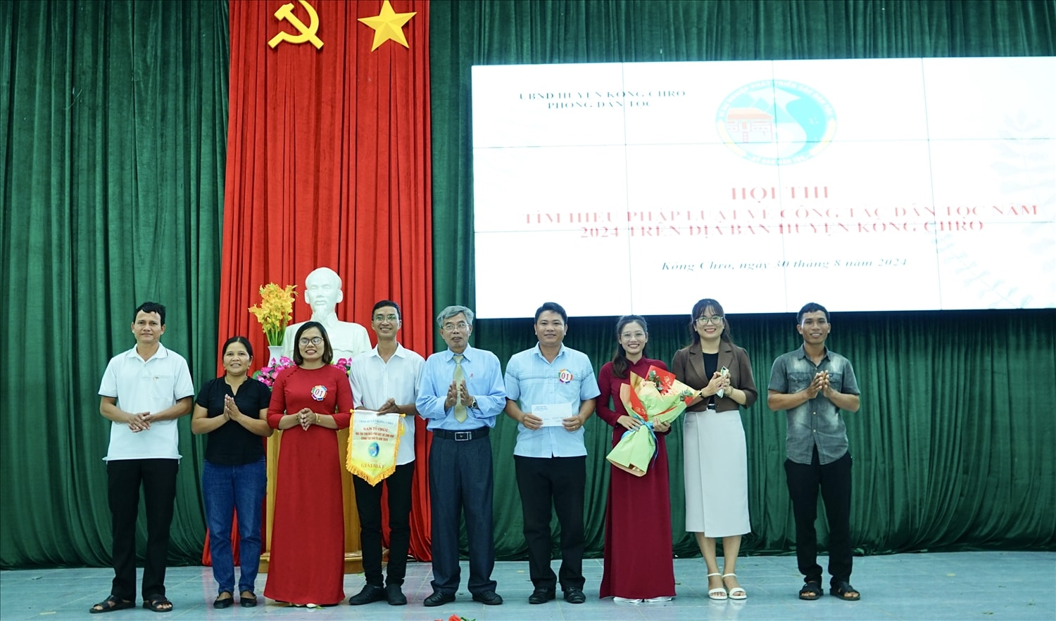 Ban tổ chức trao giải  Nhất cho đội thi thị trấn Kông Chro