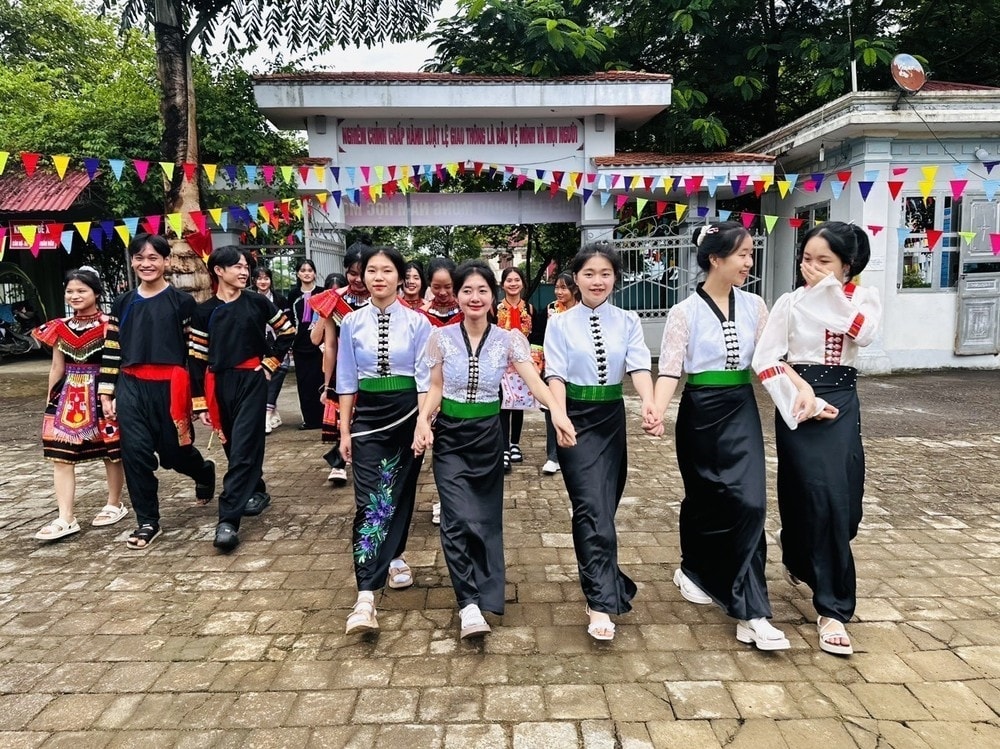 Một trong những nhiệm vụ, giải pháp năm học mới là đảm bảo công bằng trong tiếp cận giáo dục cho mọi đối tượng, trong đó, quan tâm đến đối tượng là người DTTS, người sống ở miền núi, vùng có điều kiện kinh tế - xã hội đặc biệt khó khăn Một trong những nhiệm vụ, giải pháp năm học mới là đảm bảo công bằng trong tiếp cận giáo dục cho mọi đối tượng, trong đó, quan tâm đến đối tượng là người DTTS, người sống ở miền núi, vùng có điều kiện kinh tế - xã hội đặc biệt khó khăn
