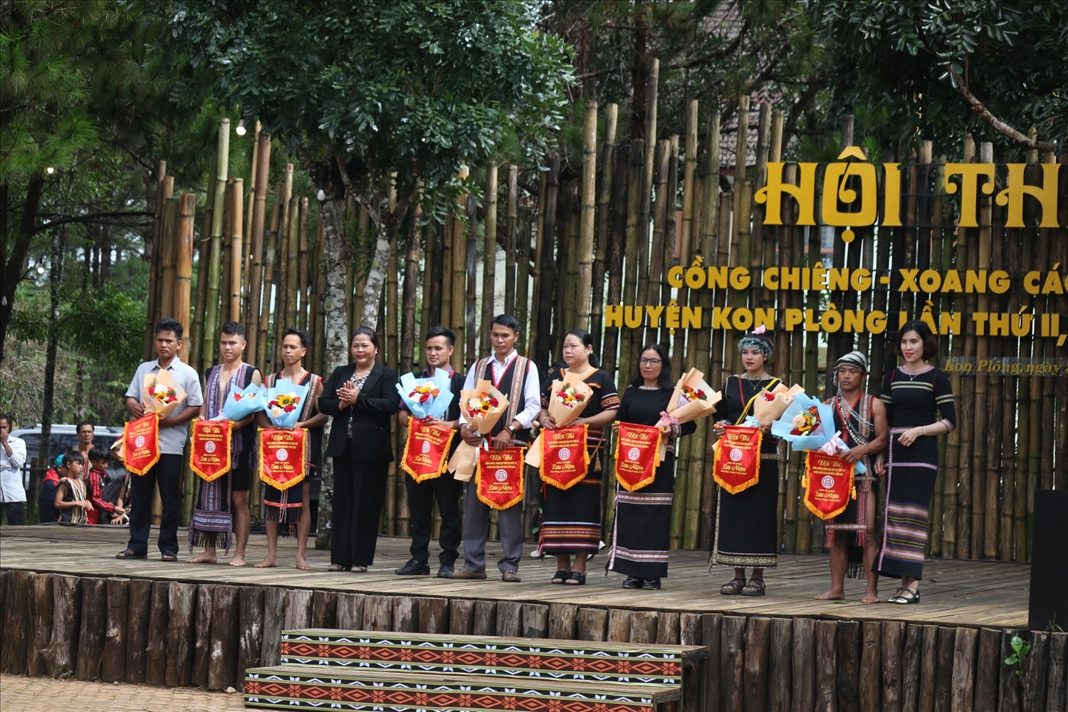 Ban Tổ chức tặng hoa và cờ lưu niệm cho các đội tham gia Hội thi Ban Tổ chức tặng hoa và cờ lưu niệm cho các đội tham gia Hội thi