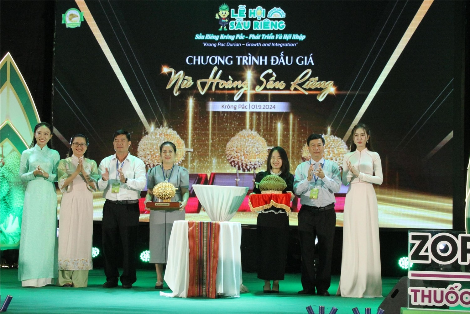 Nữ hoàng sầu riêng Dona được chốt giá 900 triệu đồng Nữ hoàng sầu riêng Dona được chốt giá 900 triệu đồng