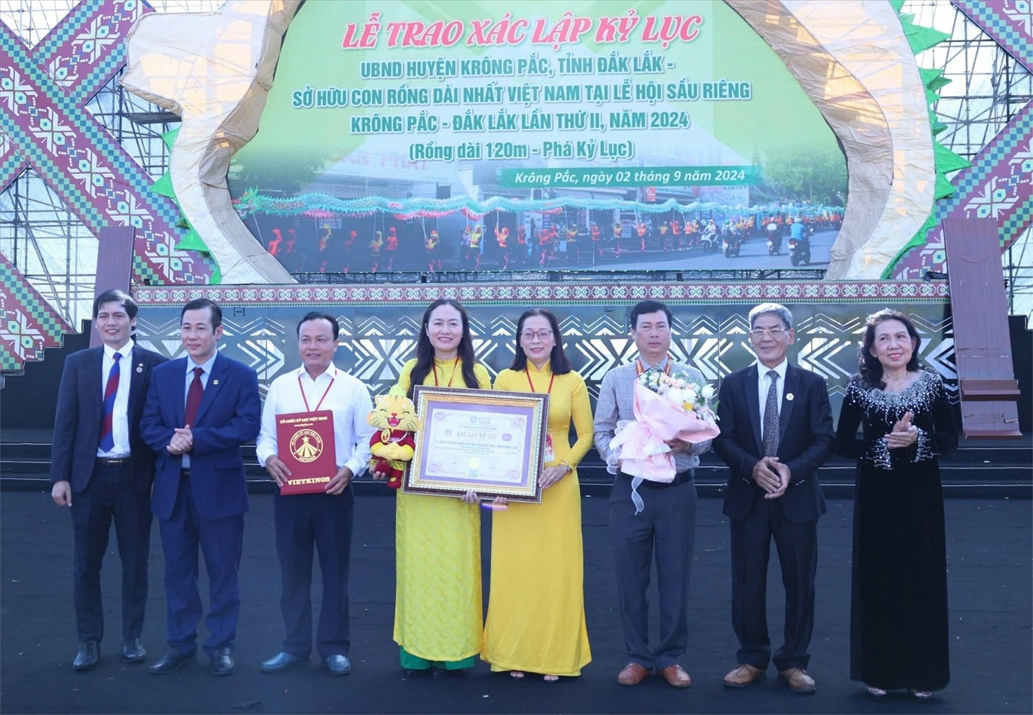 Tổ chức Kỷ lục Việt Nam đã công bố quyết định và trao kỷ lục UBND huyện Krông Pắc, tỉnh Đắk Lắk sở hữu 