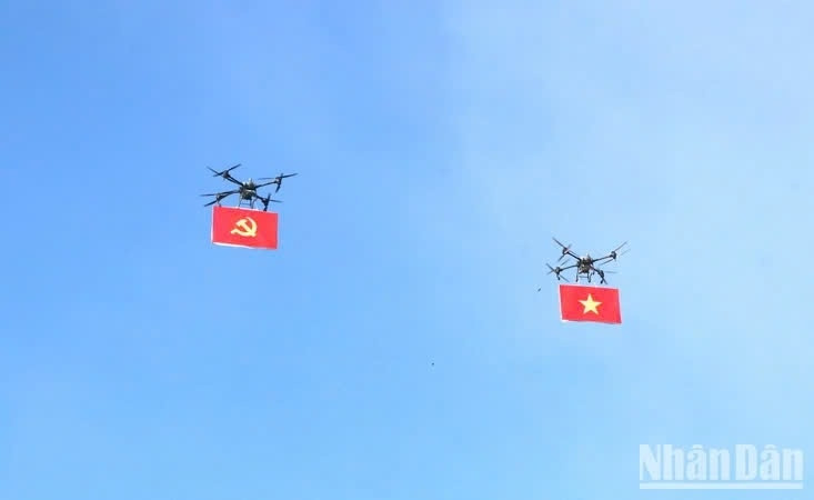 Mở đầu chương trình Flycam mang theo cờ Đảng, cờ Tổ quốc bay qua khu vực biểu diễn(Ảnh nguồn Báo Nhân dân)