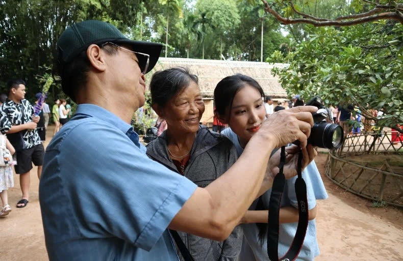 Hai bà cháu đến từ huyện Đô Lương (Nghệ An) cùng nhau chụp hình lưu niệm, ghi lại khoảnh khắc được về thăm quê Bác Hai bà cháu đến từ huyện Đô Lương (Nghệ An) cùng nhau chụp hình lưu niệm, ghi lại khoảnh khắc được về thăm quê Bác