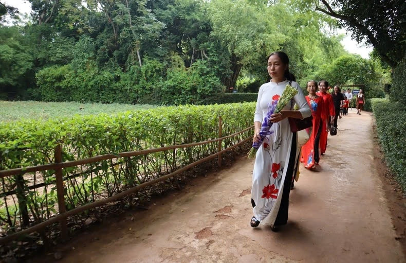 Người dân thường mang theo những bó hoa sen, hoa huệ để dâng lên bàn thờ Bác và những người thân trong gia đình Người dân thường mang theo những bó hoa sen, hoa huệ để dâng lên bàn thờ Bác và những người thân trong gia đình